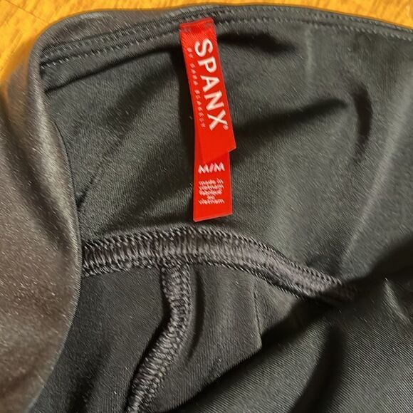 EXCELLENT CONDITION WOMEN’S MEDIUM SPANX BLACK FAUX LEATHER HI-WAISTED LEGGINGS - Picture 9 of 10